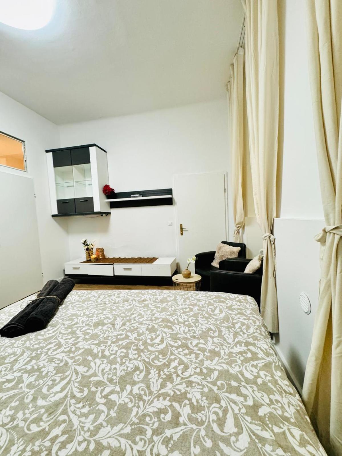 Apartamento Comfortable 5br Shared 10 Minute Walk To Matzleinsdorfer Platz Viena