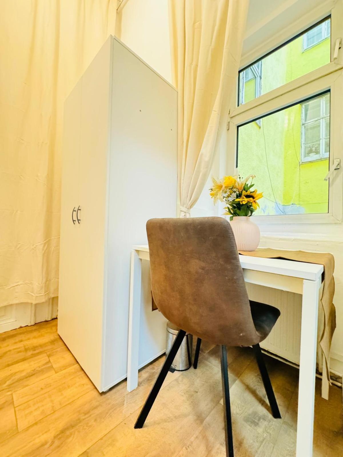 Comfortable 5br Shared 10 Minute Walk To Matzleinsdorfer Platz *